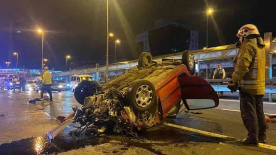 E-5 Kara Yolu'nda bariyere çarpan otomobil takla attı: 1 ağır yaralı