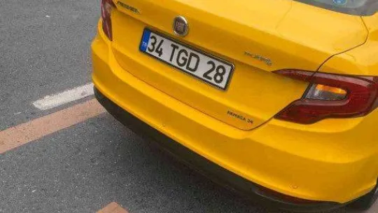 E-5 Karayolu'nda taksici dehşeti kamerada: Hava almak için camı açan kadına saldırdı