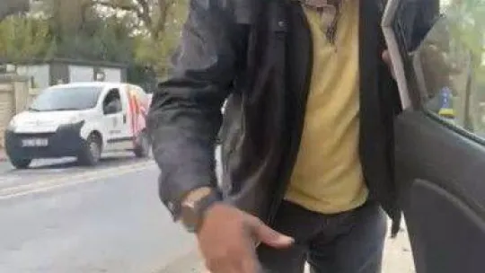 E-5 Karayolu'nda taksici dehşeti kamerada: Hava almak için camı açan kadına saldırdı