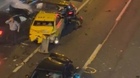 E-5'te zincirleme trafik kazası: 12 araç birbirine girdi, 1'i bebek 8 yaralı