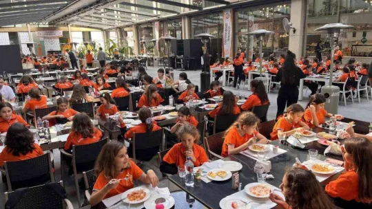 Eczacıbaşı Geleceğe Smaç Projesi'nin sporcularının buluştuğu turnuvaya 450 sporcu katıldı