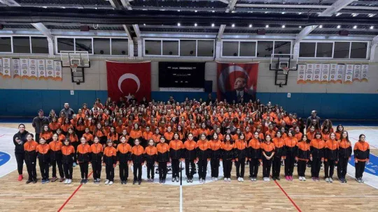 Eczacıbaşı Geleceğe Smaç Projesi'nin sporcularının buluştuğu turnuvaya 450 sporcu katıldı