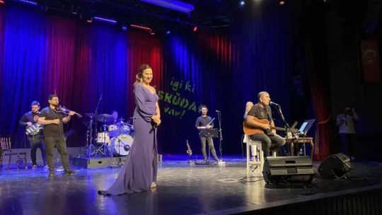 Eda ve Metin Özülkü çifti Üsküdar'da 90'lar rüzgarı estirdi