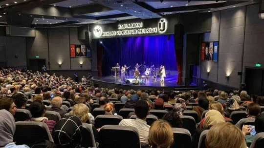 Eda ve Metin Özülkü çifti Üsküdar'da 90'lar rüzgarı estirdi