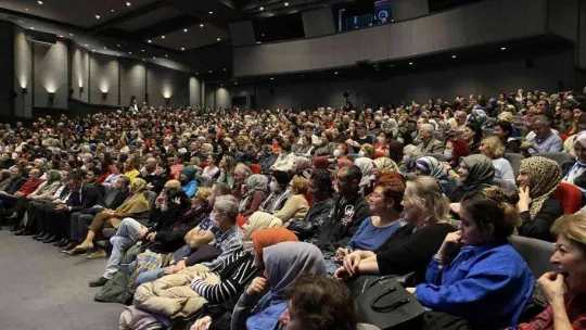Eda ve Metin Özülkü çifti Üsküdar'da 90'lar rüzgarı estirdi