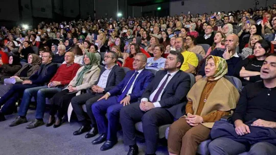 Eda ve Metin Özülkü çifti Üsküdar'da 90'lar rüzgarı estirdi