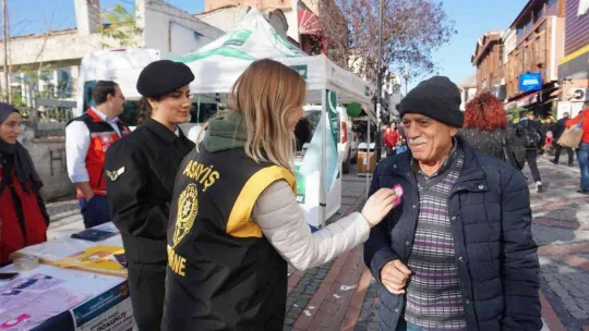 Edirne'de 'Kadına Yönelik Şiddetle Mücadele' standı yoğun ilgi gördü