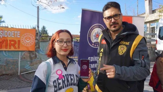 Edirne'de 'Kadına Yönelik Şiddetle Mücadele' standı yoğun ilgi gördü