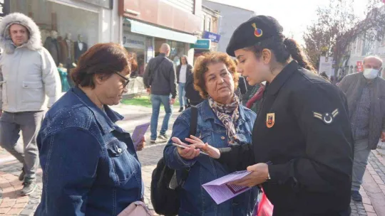 Edirne'de 'Kadına Yönelik Şiddetle Mücadele' standı yoğun ilgi gördü