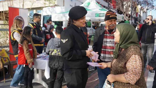 Edirne'de 'Kadına Yönelik Şiddetle Mücadele' standı yoğun ilgi gördü