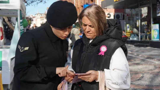 Edirne'de 'Kadına Yönelik Şiddetle Mücadele' standı yoğun ilgi gördü