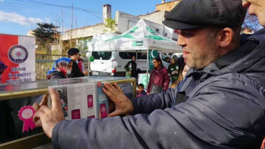 Edirne'de 'Kadına Yönelik Şiddetle Mücadele' standı yoğun ilgi gördü