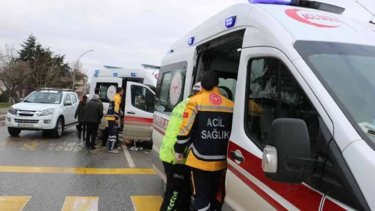 Edirne'de 3 otomobilin karıştığı kazada iki kişi yaralandı