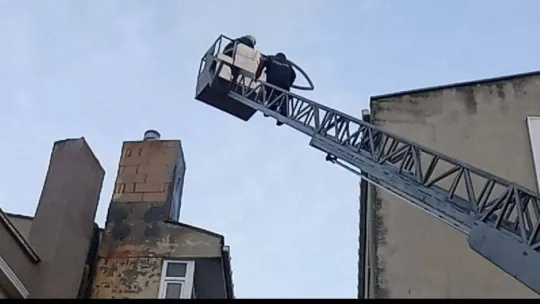 Edirne'de çatıda çıkan yangın paniğe neden oldu