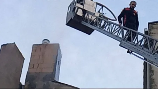 Edirne'de çatıda çıkan yangın paniğe neden oldu