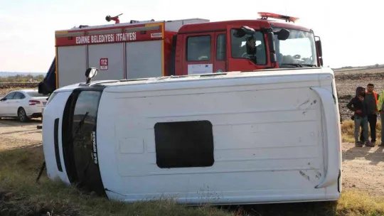 Edirne'de devrilen araçta sıkışan sürücüyü itfaiye kurtardı