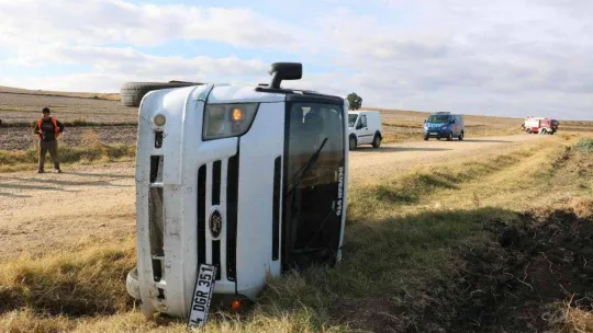 Edirne'de devrilen araçta sıkışan sürücüyü itfaiye kurtardı