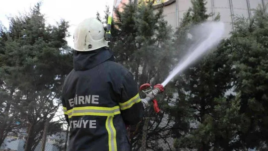 Edirne'de fabrikada çıkan yangına müdahale ediliyor