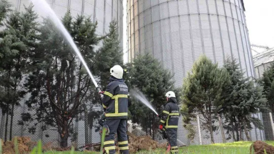 Edirne'de fabrikada çıkan yangına müdahale ediliyor