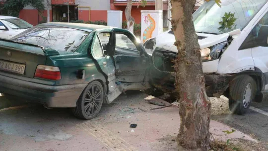 Edirne'de iki araç çarpıştı: 3 yaralı