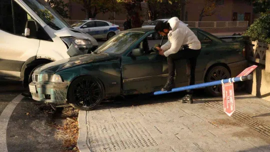 Edirne'de iki araç çarpıştı: 3 yaralı