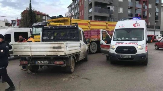 Edirne'de kamyonet sürücüsü kamyona çarptı: 1 yaralı