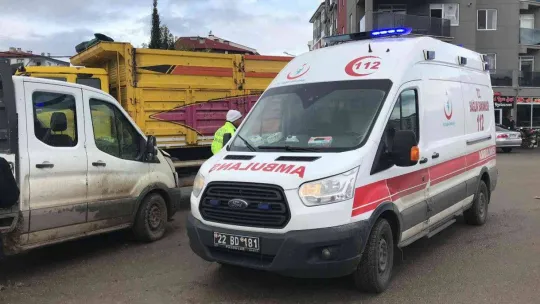 Edirne'de kamyonet sürücüsü kamyona çarptı: 1 yaralı