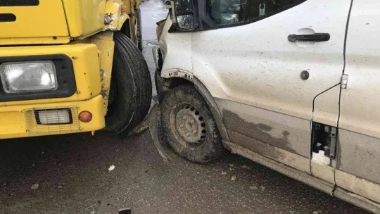 Edirne'de kamyonet sürücüsü kamyona çarptı: 1 yaralı