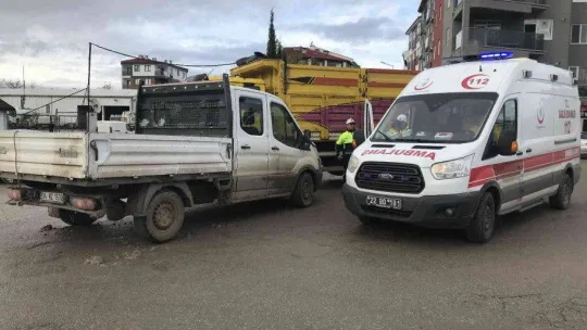 Edirne'de kamyonet sürücüsü kamyona çarptı: 1 yaralı