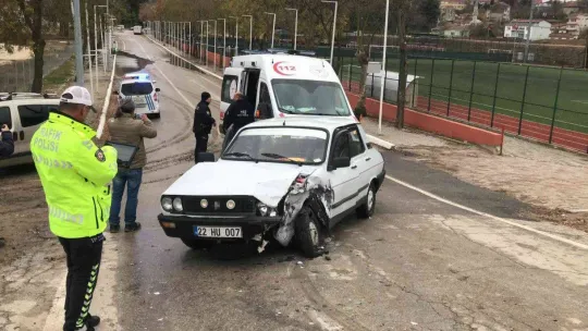 Edirne'de kazaya karışan sürücü otomobiliyle olay yerinden kaçtı: 1 yaralı