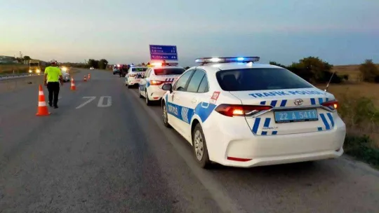 Edirne'de levhaya çarpan araç şarampole devrildi: 1 ölü