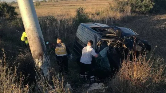 Edirne'de levhaya çarpan araç şarampole devrildi: 1 ölü