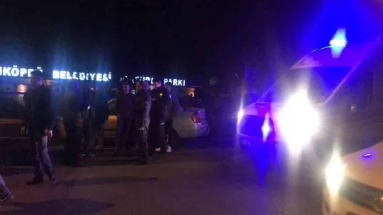 Edirne'de motosiklet park halindeki araca çarptı: 2 yaralı