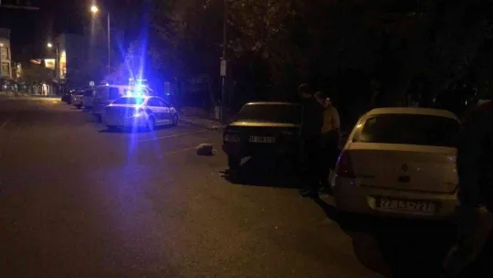 Edirne'de motosiklet park halindeki araca çarptı: 2 yaralı