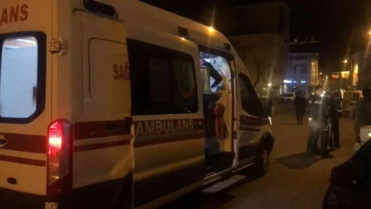 Edirne'de motosiklet park halindeki araca çarptı: 2 yaralı