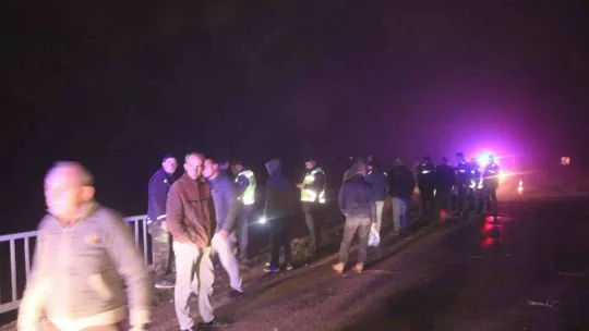 Edirne'de otomobil köprüden uçtu: 3'ü çocuk 5 yaralı