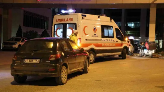 Edirne'de otomobille çarpışan motosikletli kurye yaralandı