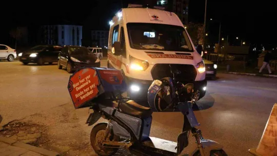 Edirne'de otomobille çarpışan motosikletli kurye yaralandı