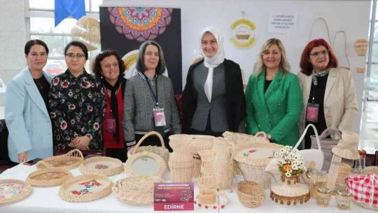 Edirne'de panelde kadınlar el emeği ürünlerini tanıttı