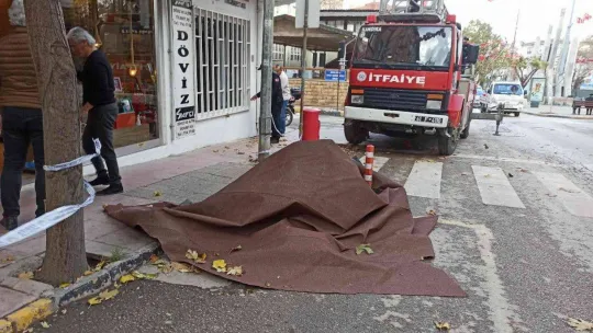 Edirne'de şiddetli lodos çatıyı uçurdu