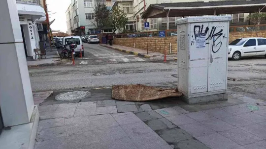 Edirne'de şiddetli lodos çatıyı uçurdu