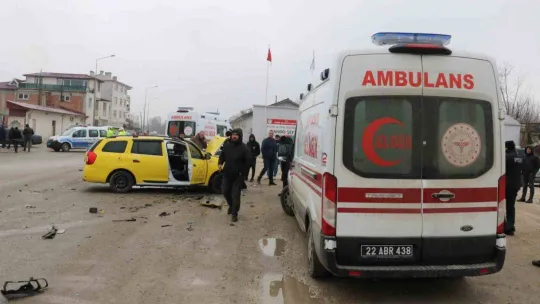 Edirne'de ticari taksi ile otomobilin çarpışma anı kamerada