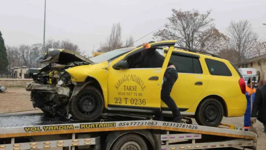 Edirne'de ticari taksi ile otomobilin çarpışma anı kamerada