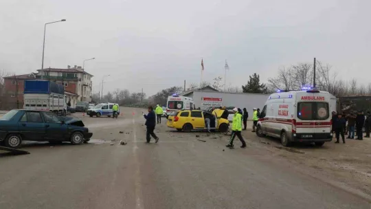 Edirne'de ticari taksi ile otomobilin çarpışma anı kamerada