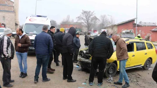 Edirne'de ticari taksi ile otomobilin çarpışma anı kamerada