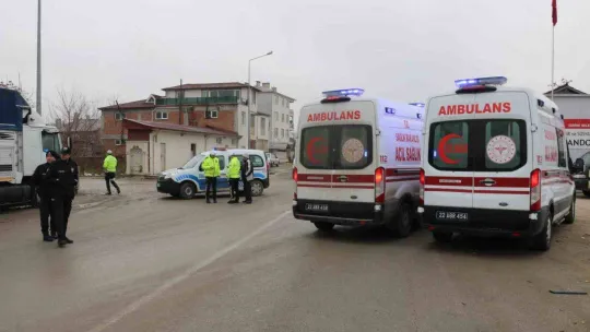 Edirne'de ticari taksi ile otomobilin çarpışma anı kamerada