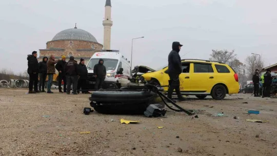 Edirne'de ticari taksi ile otomobilin çarpışma anı kamerada