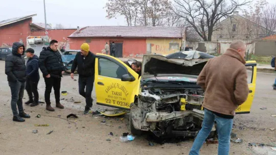 Edirne'de ticari taksi ile otomobilin çarpışma anı kamerada