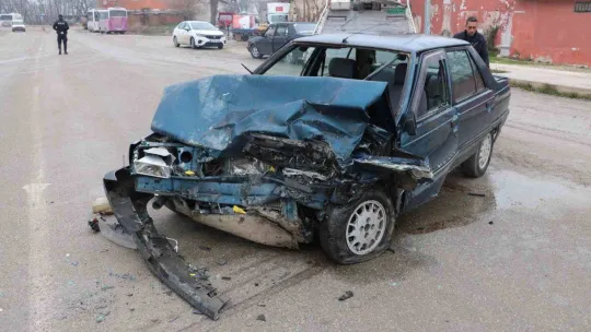 Edirne'de ticari taksi ile otomobilin çarpışma anı kamerada