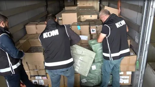 Edirne'de tırda kaçak 16 bin elektronik sigara ve 2 bin gözlük ele geçirildi